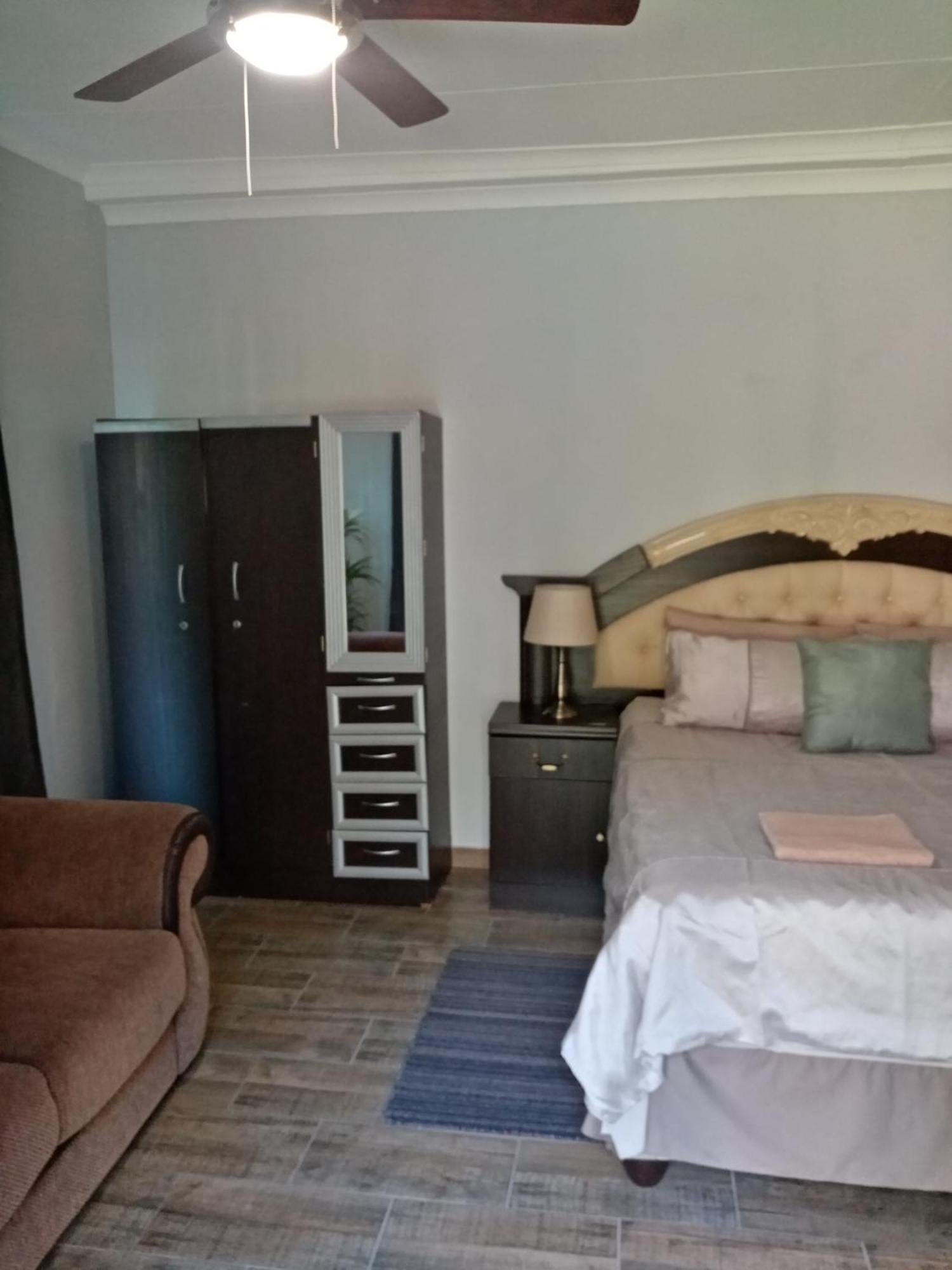 De La Rose Guesthouse Lephalale Eksteriør billede